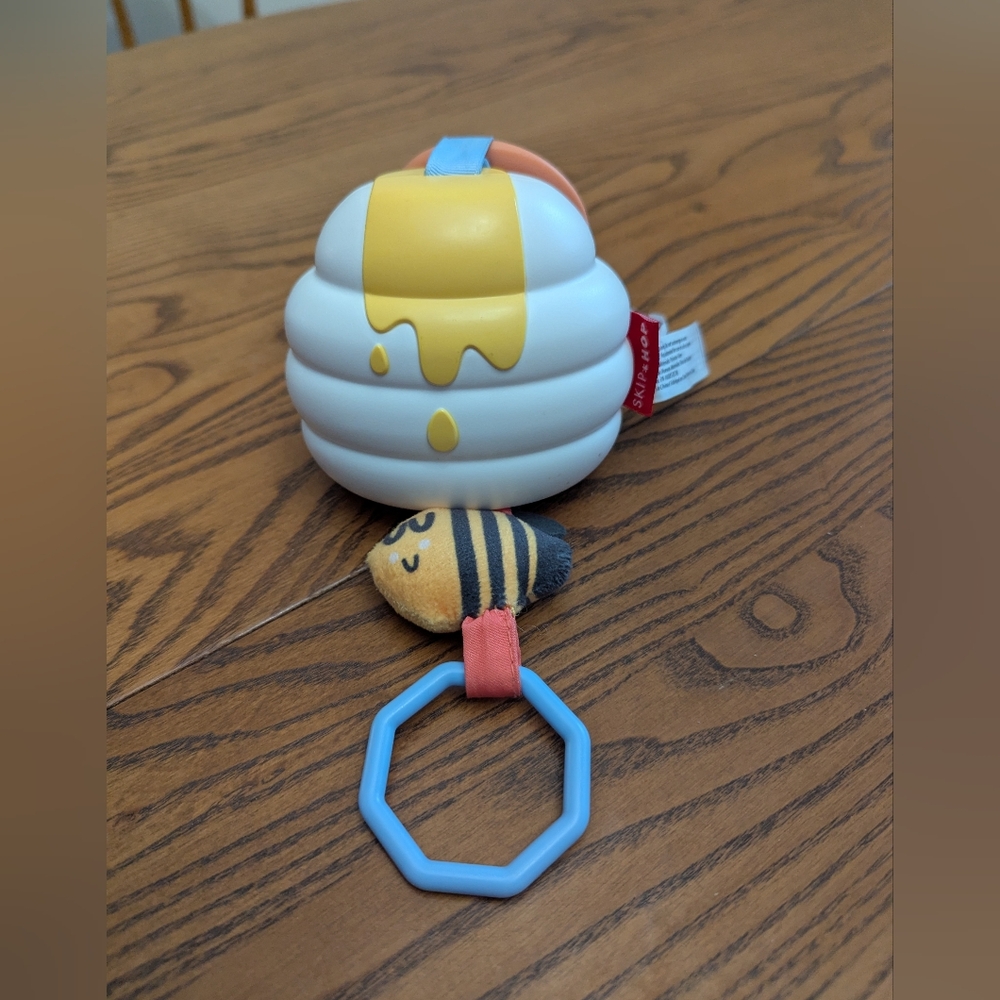 Skip Hop Honey Pot and Bee Pull Toy - White, Yellow, Blue. Infant Toy.